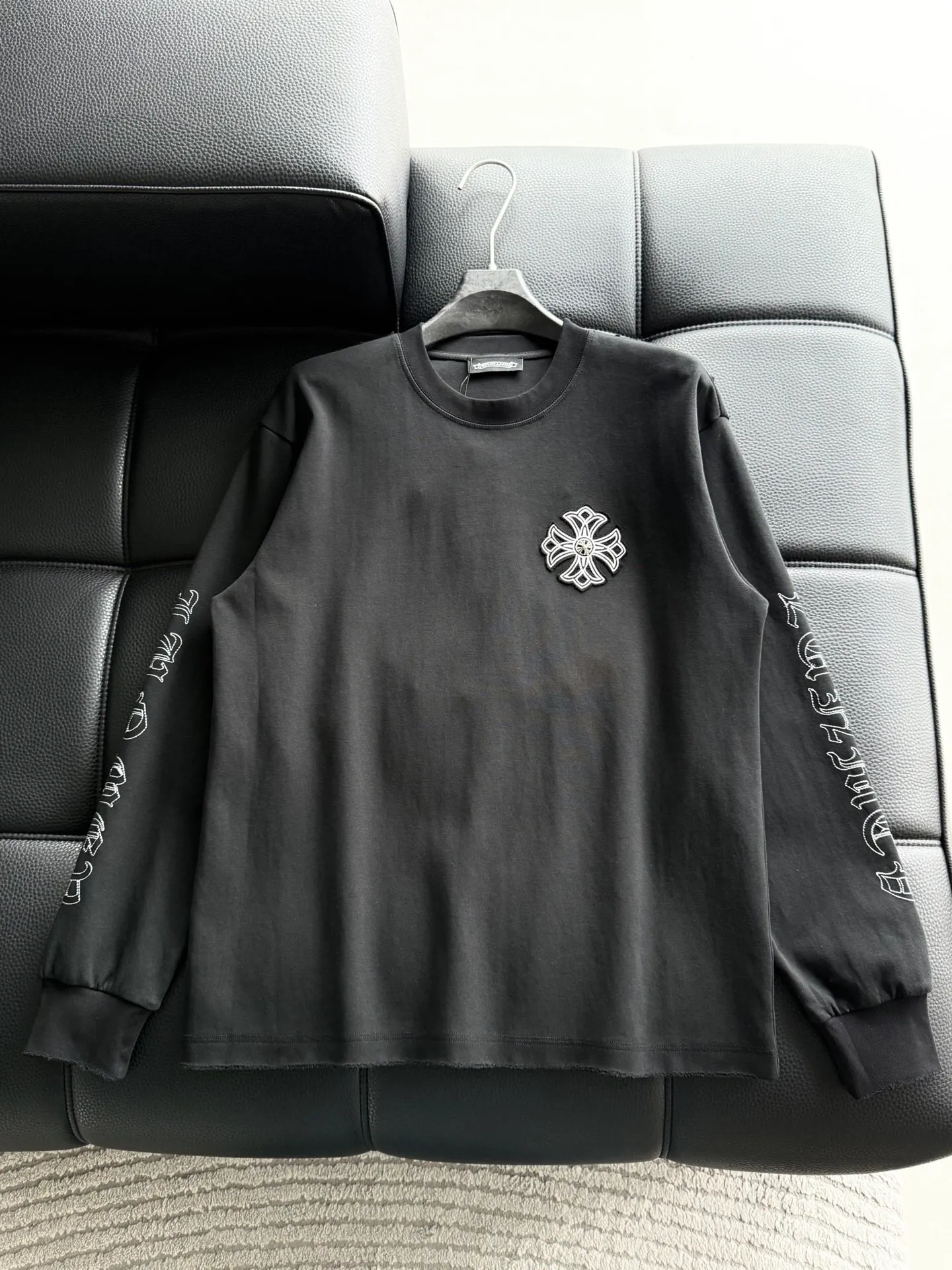 P408 💰ChromeHearts Chrome Heart Round Neck Sweater Long Sleeve The pursuit of quality guarantees the absolute quality! Using double-sided cotton fabric, the texture is clearly visible, the texture is soft, delicate and smooth, custom three-dimensional embroidery ➕ patchwork and leather craftsmanship, full of drape! The workmanship is fine and the shoulder lines are smooth. All imported chain machines are used to make the shoulder rolling strips. It has a certain thickness and is not made of cheap material but has a shiny feel that is comfortable and not tight on the upper body. It is the most avant-garde street item that can be easily matched by both men and women!  Color: black white Size: m-3xl Style number: 3582
